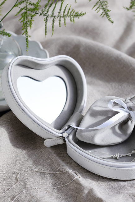 علبة مجوهرات بتصميم قلب جلد